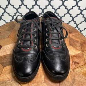 Gucci black sneakers pre loved in great condition